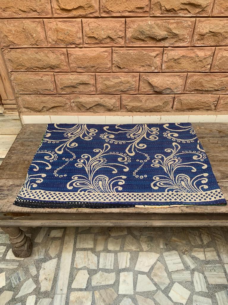 Handgefertigte Kantha-Steppdecke: Grüne Florale Vintage Sari Überwurfdecke