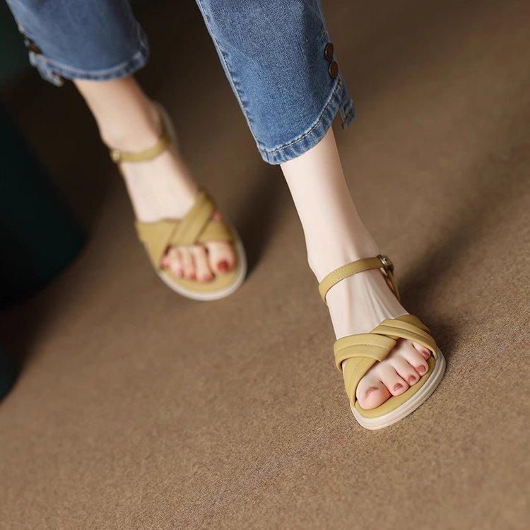 Flat beach Roman sandals  versatile for wearing outside 2025 new retro women's shoes
