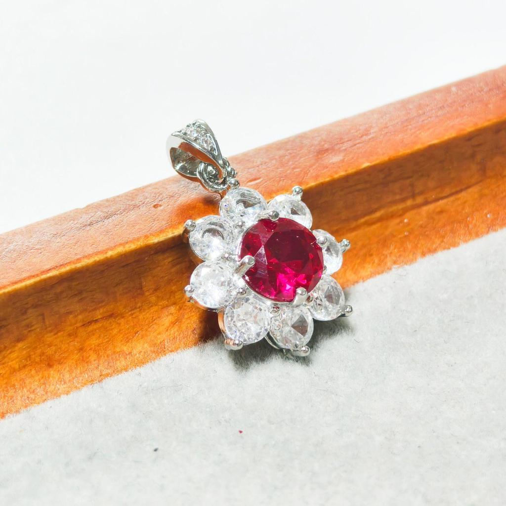 Gesi En Starry Radiance Retro Set: Petal-Inlaid Red Zircon Earrings, Ring & Pendant.