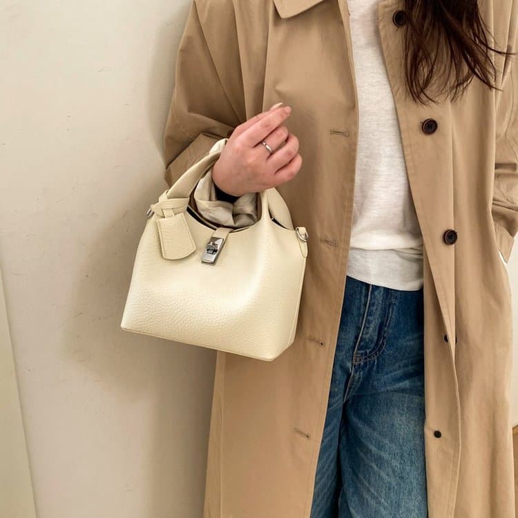 

Metal lock bucket bag women s shoulder messenger bag off білий колір