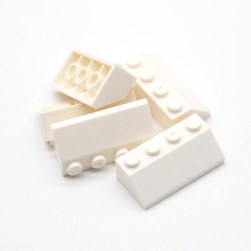 100 ks MOC Tehla Sklon 45 2x4 3037 DIY Vzdelávacia Stavebná Kocka Kompatibilná s Assembles Častice Hromadné Hračky