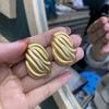 Pendientes Monet Dorados con Plegado Irregular y Textura, Elegantes y Sencillos, de Cobre con Galvanizado de Oro Real, Pendientes Rayados que Conservan el Color