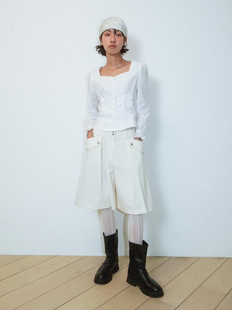 Sukkoleuseji Bermuda Shorts Resembling A Folded Page (Ivory)