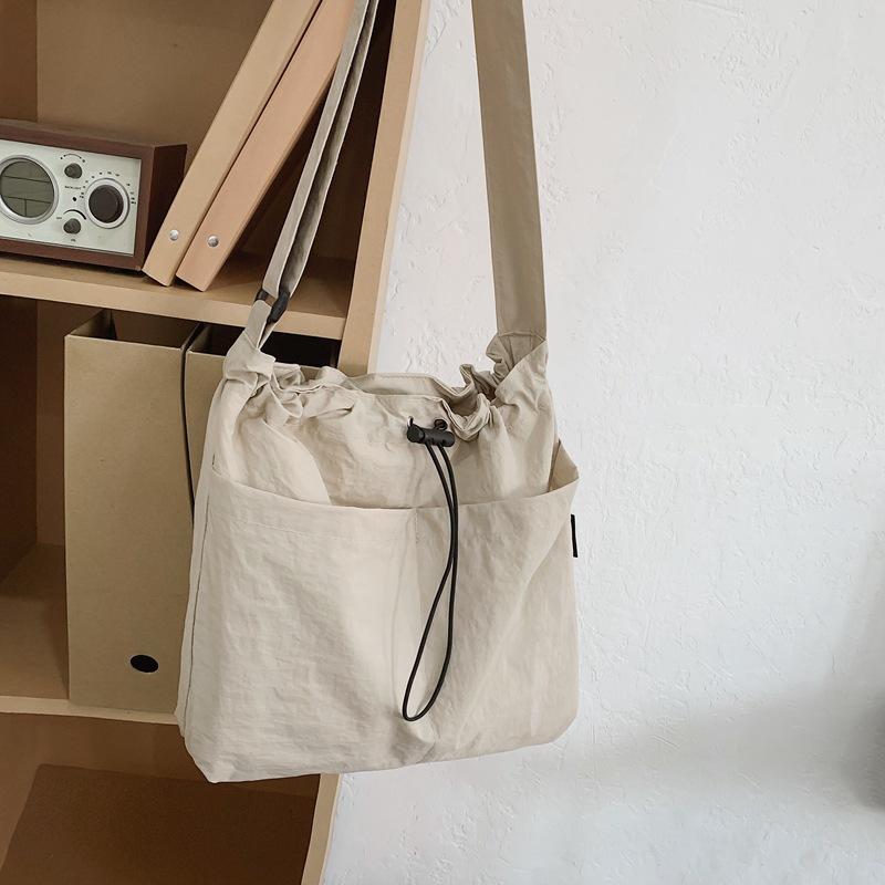 Summer new large-capacity nylon drawstring pleated shoulder bag travel leisure messenger bucket bag