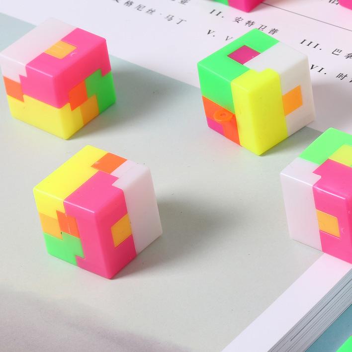Small Plastic Kongming Lock Pendant: Classic Puzzle Toy for Children and Adults