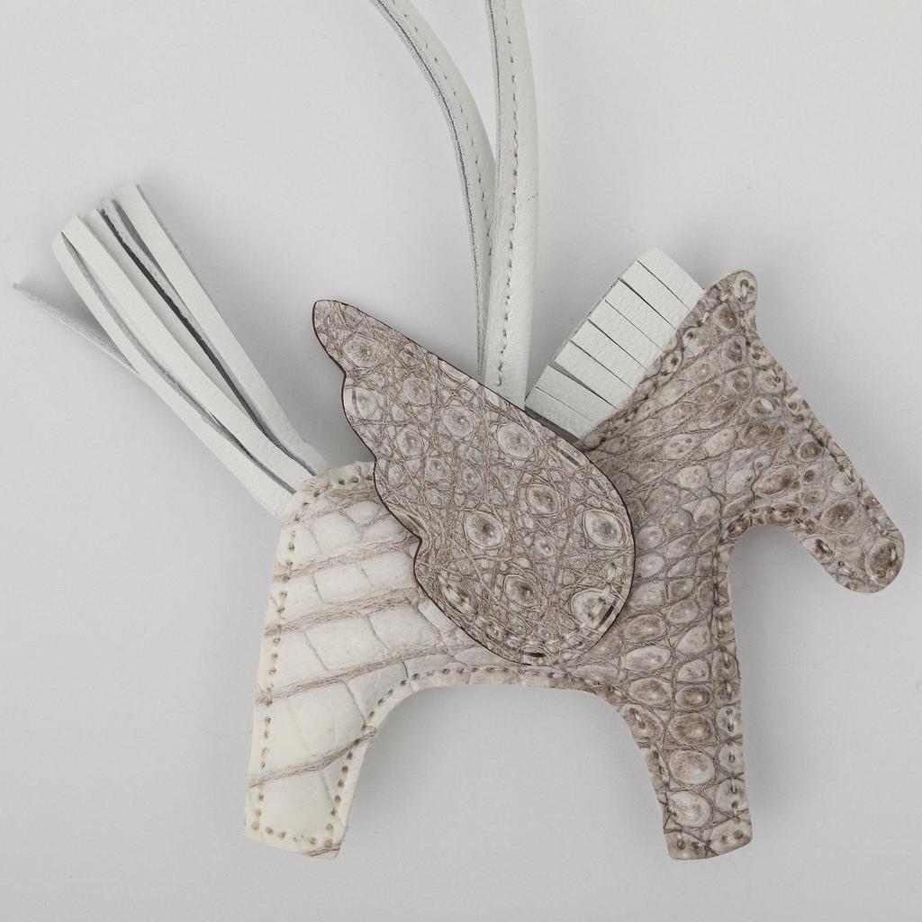 Breloque Pégase en Cuir de Crocodile Siamois: Accessoire Pony Cousu à la Main pour Sacs de Femmes