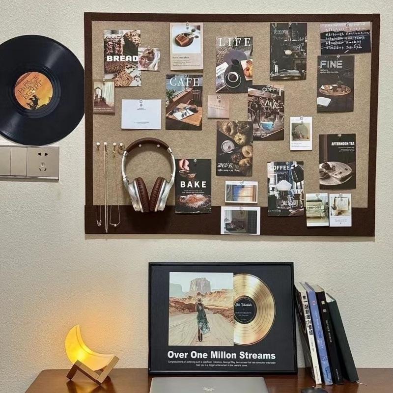 Selbstklebende Foto- & Schmuck-Filztafel zur Wand- oder Schreibtischdekoration.