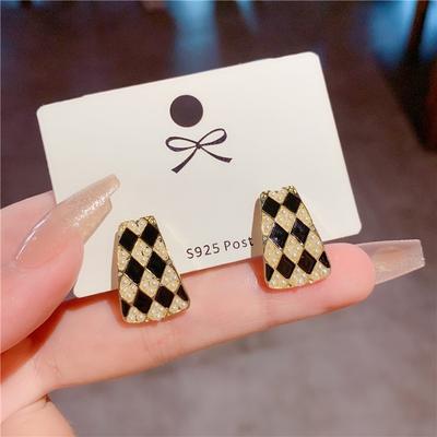 Black White Lattice Rhombus Earrings for Women Golden Geometry Enamel Oil Imiatiaon Pearl Beads Trapezoid Stud Earrings Jewelry