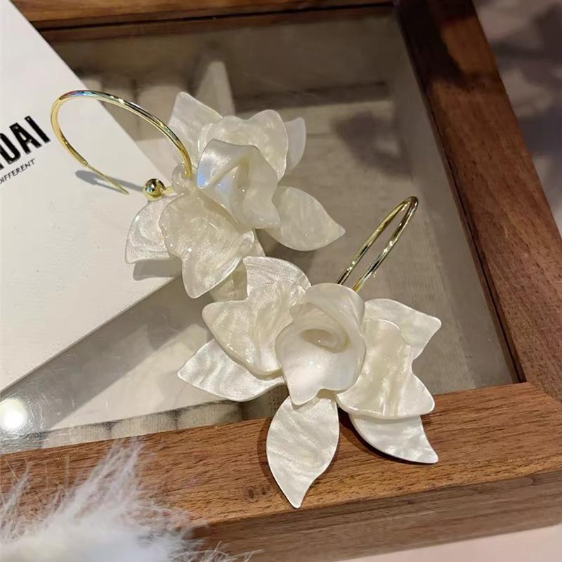 Fashion vacation mesh flower love earrings sweet girl heart stud earrings simple French earrings women