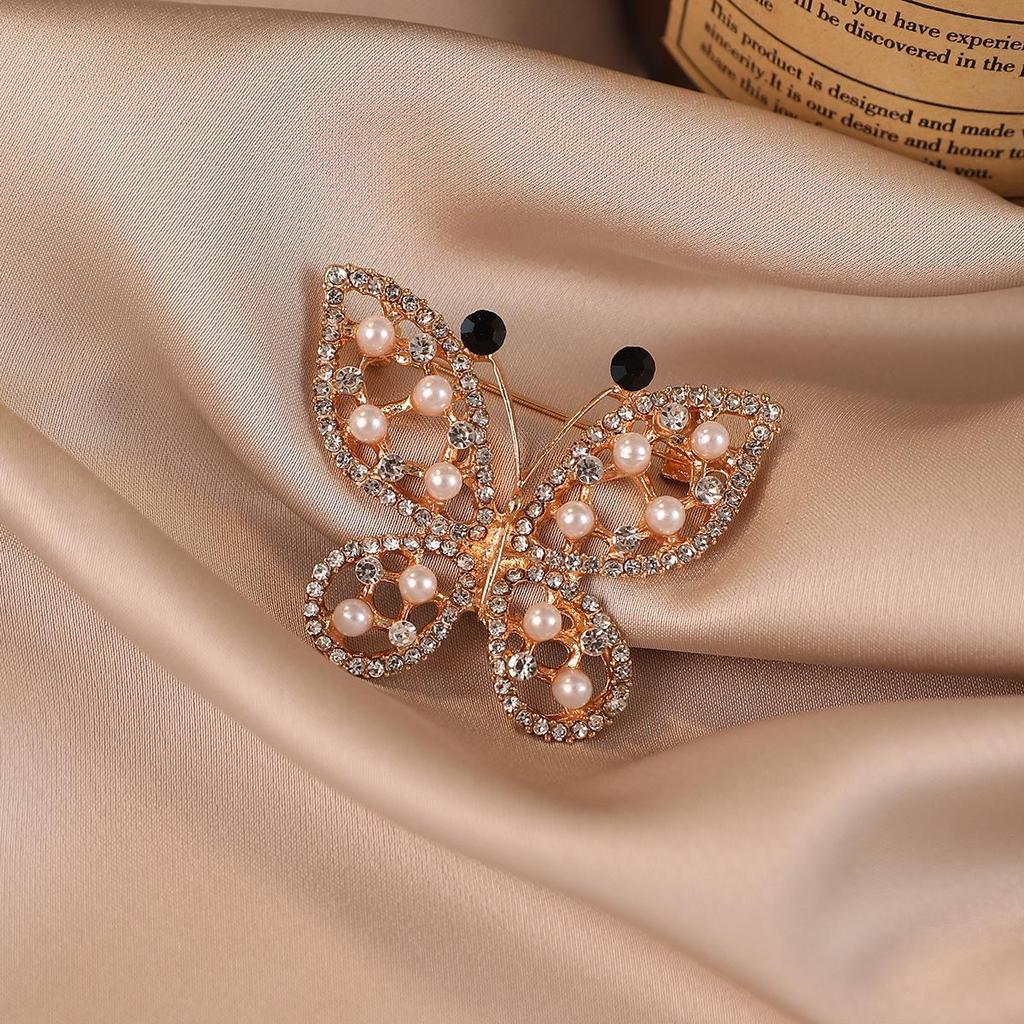 Ruyi Pipa Brooch: Elegant Classic Pearl Pin for Women’s Cheongsam
