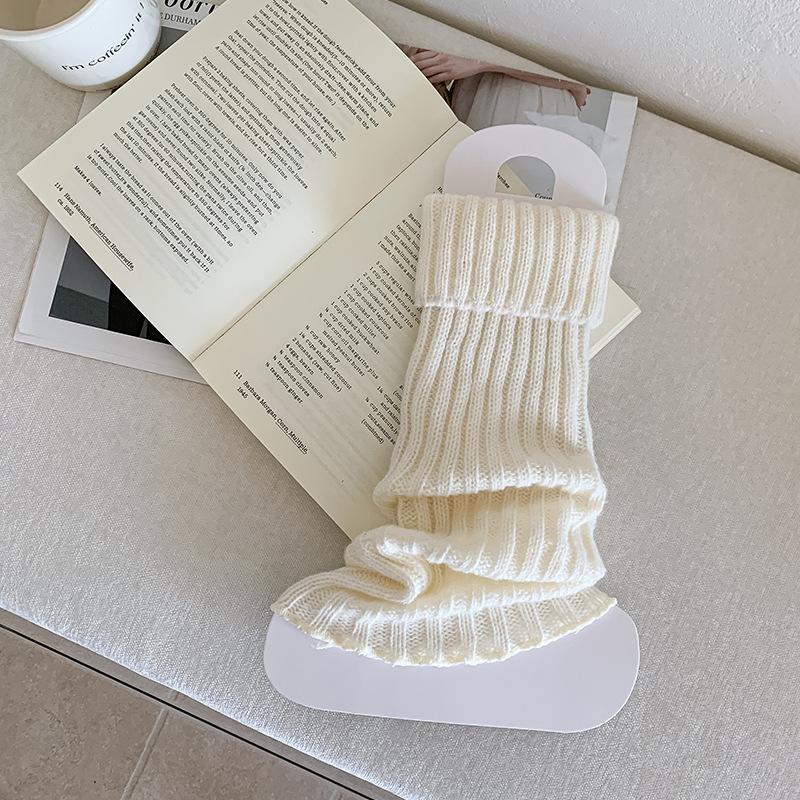 

Носки до середины икры для осени и зимы выглядят стройнее. Сочетайте носки до колена со сноубутсами. Добавьте толстые и теплые гетры зимой 1 pair молочный белый