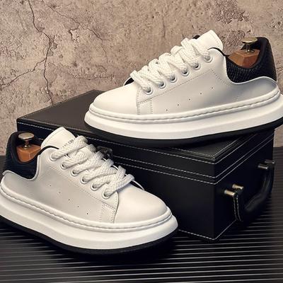 Modische Herren Leder Sport- und Freizeitsneaker mit dicker Sohle und Höhenvergrößerung, Low-Top Schuhe mit weicher Sohle und Brogue-Muster sind im Trend   b36