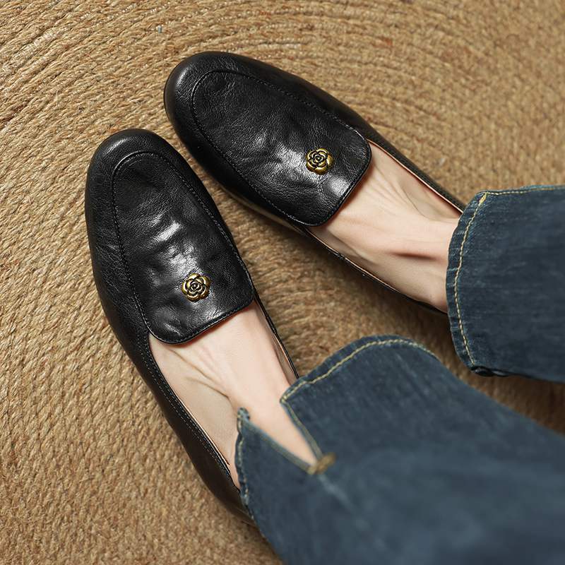 Krazing Pot Sheepskin Fashion Summer Spring Autumn Summer Slip on Women Round Toe Med Heels Metal Flowers Pleated Style Loafers