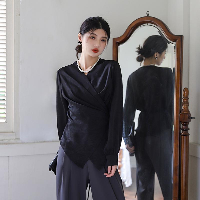 

Топ Fiyuan из сатина с V-образным вырезом и нерегулярным длинным рукавом, завязывающийся на талии One Size чёрный