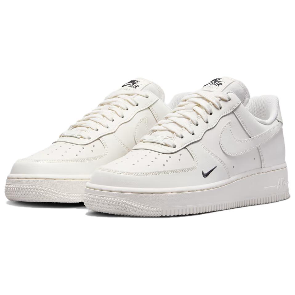 Nike נעלי סניקרס לנשים אייר פורס 1 07 אסנשיאל מפרש שחור קרם HF1058-133