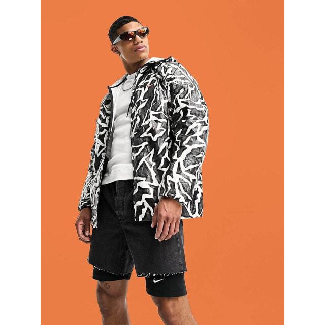 

Черная куртка с принтом Nike Trend