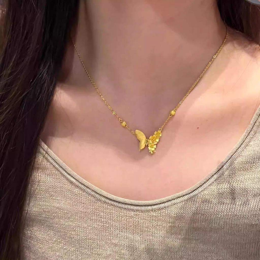 "Trendy High-End Pearl Necklace: Versatile Titanium Steel Clavicle Chain for Women"