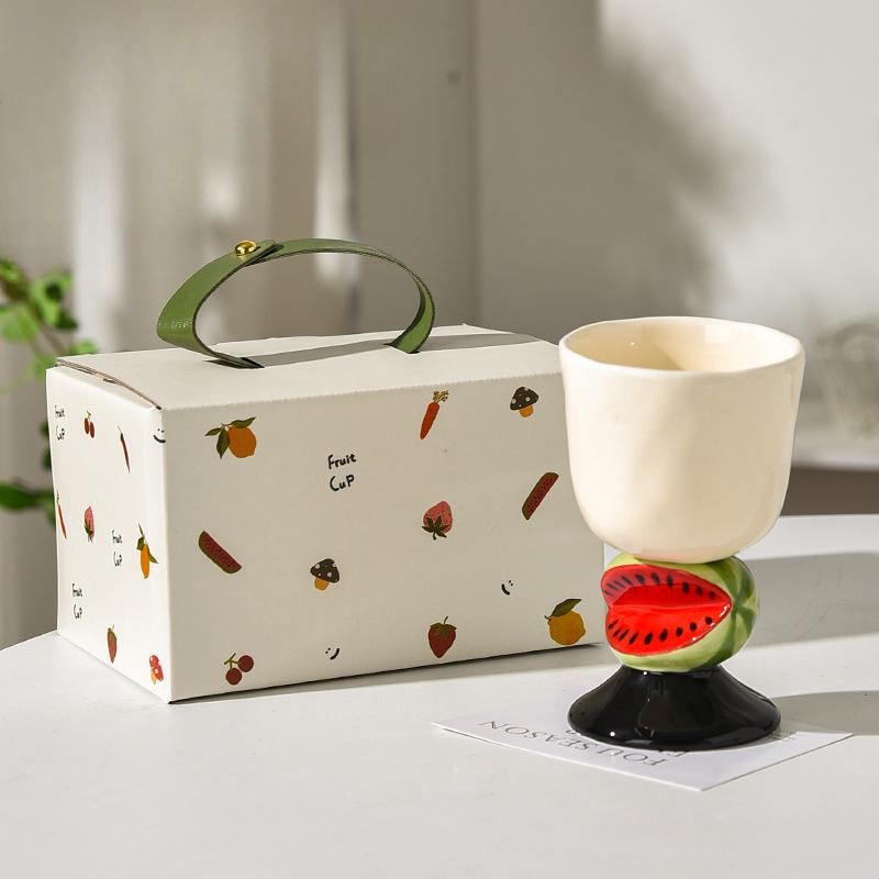 

Японский расписанный вручную кубок в форме фрукта, керамическая чашка для ручного держания, изысканная кофейная чашка, чашка для воды с арбузом, десертная чашка с клубникой 180ml