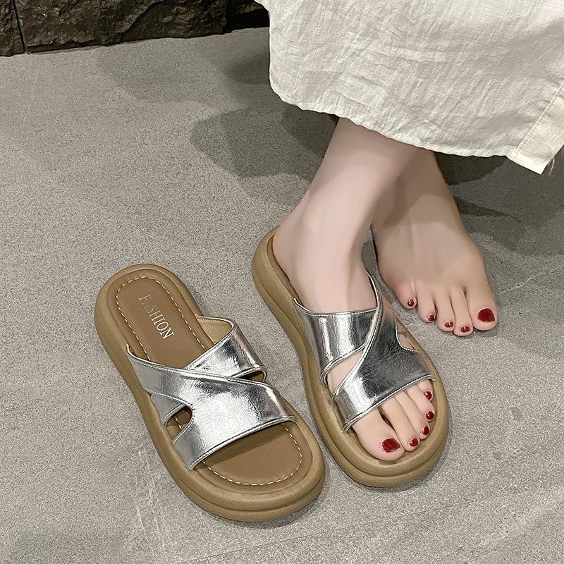 thick-soled high-heeled cool slippers for women's summer wear, new fashion beach shoes, European and American fashion soft-soled non-slip one-word dra