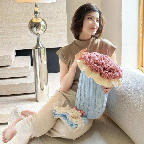 Rose Bouquet Pillow 2-in-1 Decorative Knitted Throw Pillow Blanket Machine Washable Bouquet Cushion for Couch Sofa Bed Anniversary Gift