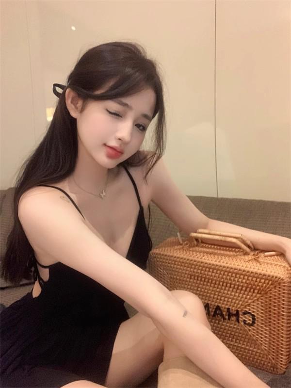 Elegant Petite Backless Halter V-Neck Little Black Dress - Hepburn Style