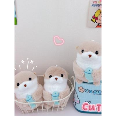 Bookaz [bookaz] Otter Holding Fish Keychain