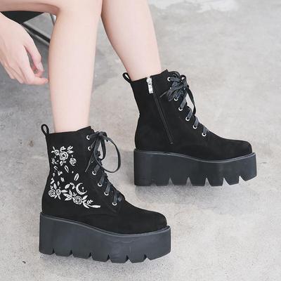 Stivali con fiori ricamati stile gotico retrò Zeppa con plateau da donna Stivaletti con fondo spesso in pelle scamosciata nera con cerniera