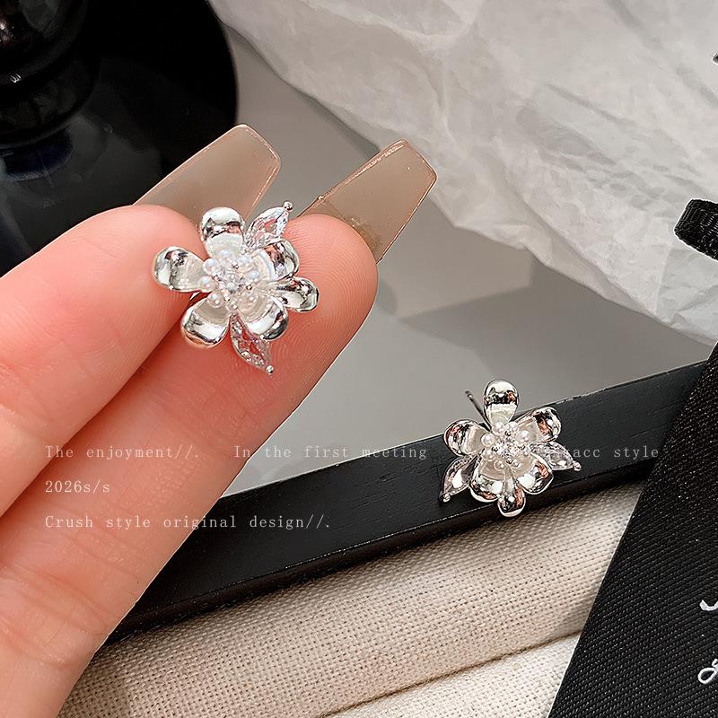 High-end cool silver flower earrings women's new niche thickened electroplated stud earrings unique light luxury earrings