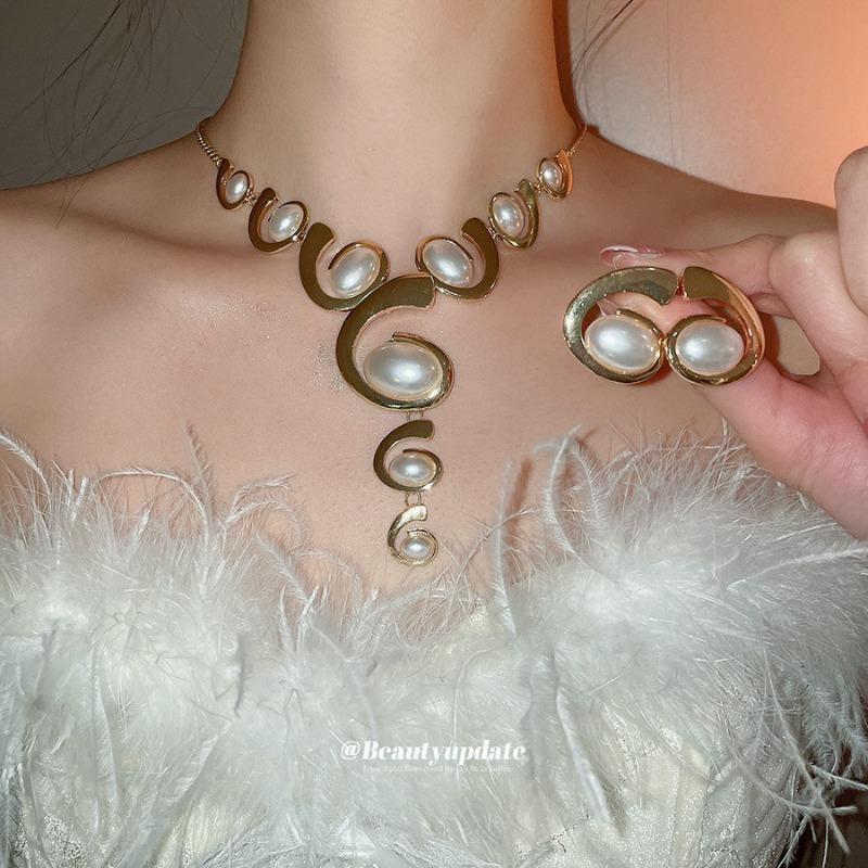Metal Oval Tassel Necklace Earrings Medieval Light Luxury High-end Jewelry Set Design Niche Jewelry Women