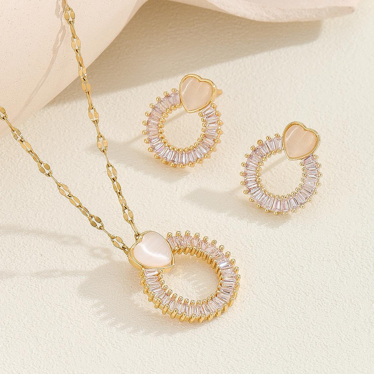 

Fashionable women s earrings and necklace set золотий