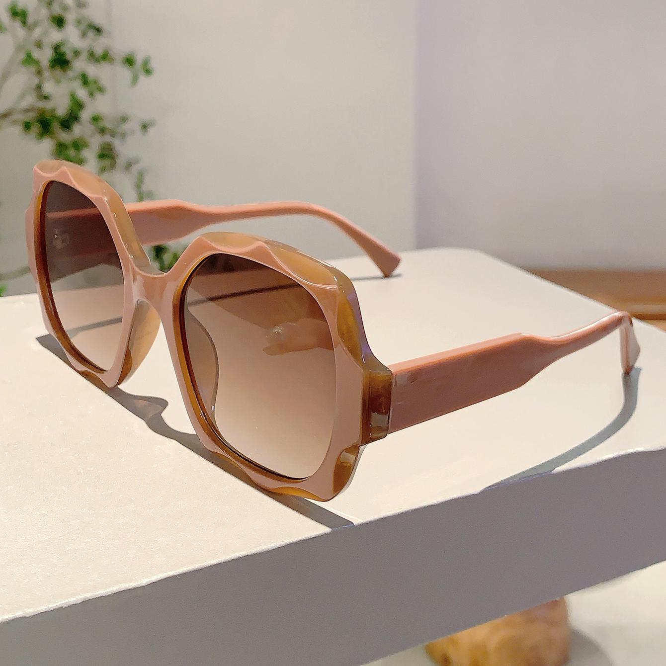 

KAMMPT Vintage Oversized Sunglasses Women Stylish Gradient Outdoor Vacation Shades 2024 New in Trendy Brand Designer Sun Glasses without case