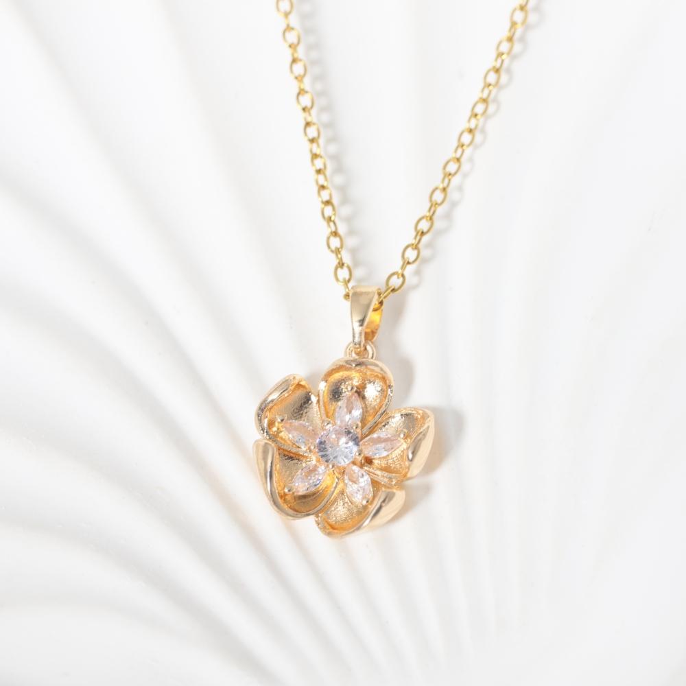 Flower Shaped Pendant Necklace for Women Golden Stainless Steel Clavicle Chain Wedding Party Daily Wear Jewelry Accessories