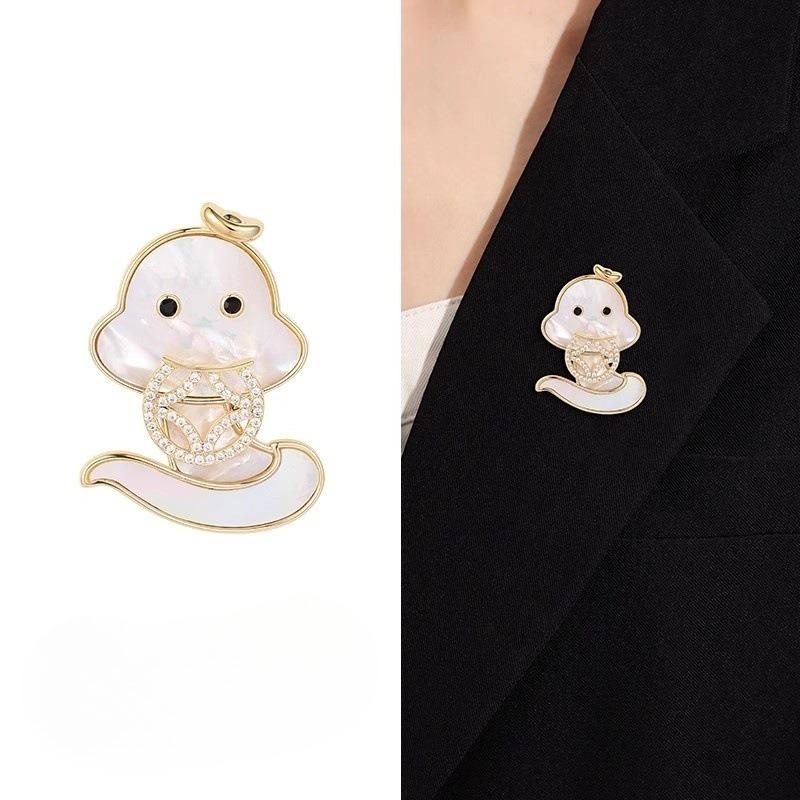 Cute Gold Coin Snake Baby Brooch, High-end Women's Fashionable and Elegant Brooch, Niche and Sophisticated Brooch