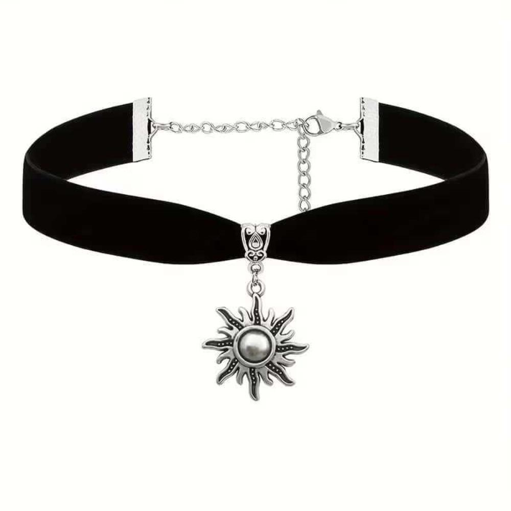 Retro Bohemian Sliver Color Sun Pendant Necklace Black Velvet Choker for Women Gothic Punk Halloween Party Jewelry Accessories