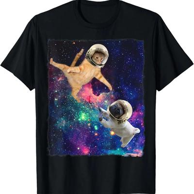 Süße Weltraumkatze vs. Weltraumhund Galaktischer Epischer Kampf im Weltraum T-Shirt