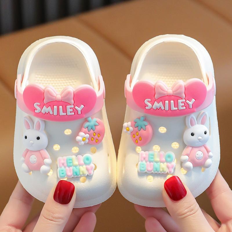 Children's Summer Slippers/Sandals for Boys and Girls, Indoor Soft-Soled Anti-Slip Cartoon Closed-Toe Hole Shoes for Toddlers and Young Children.