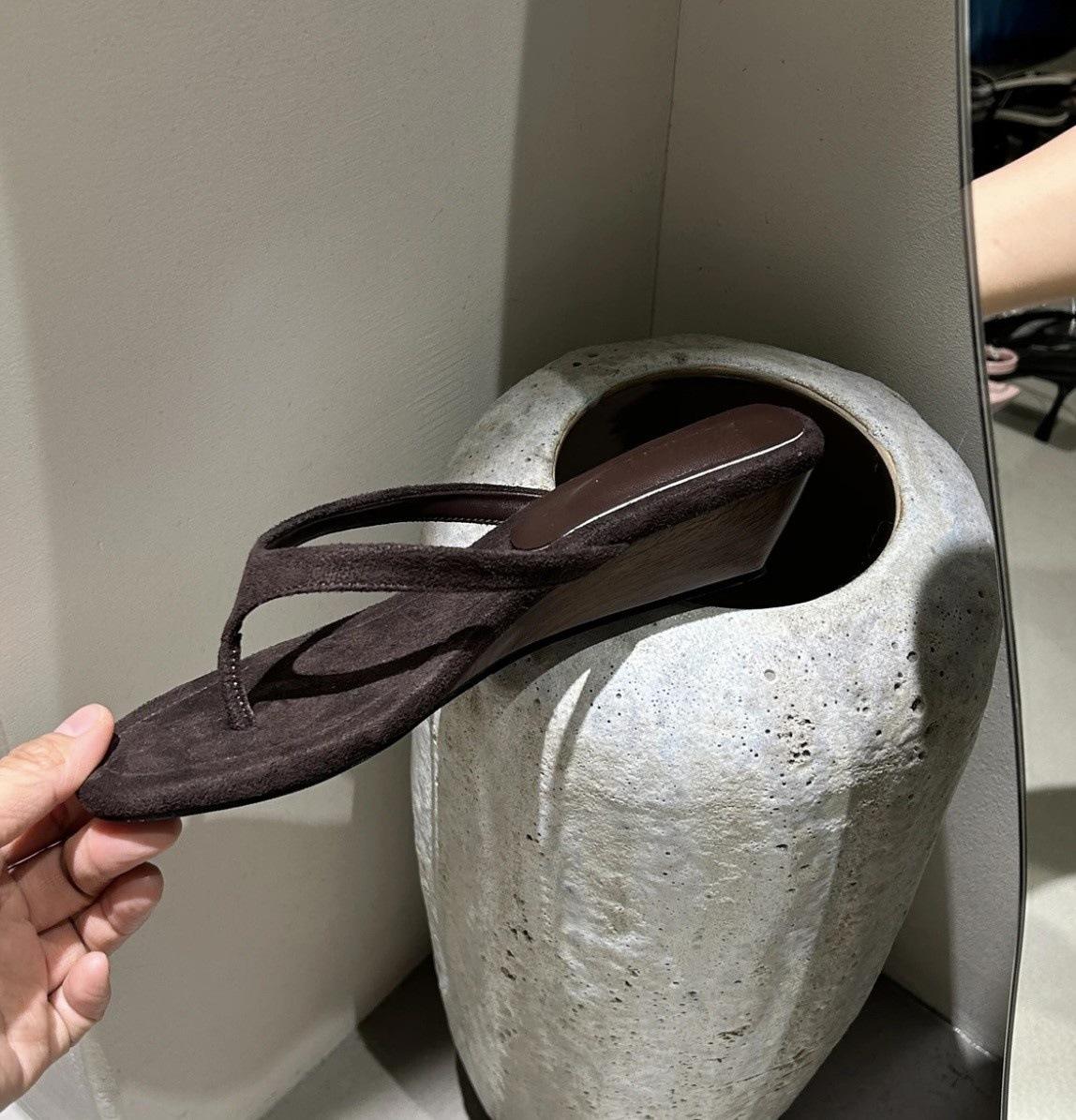 

Minimalist style toe slope heel flip-flops women s outerwear 2025 summer versatile with skirt round head suede cool slippers 40