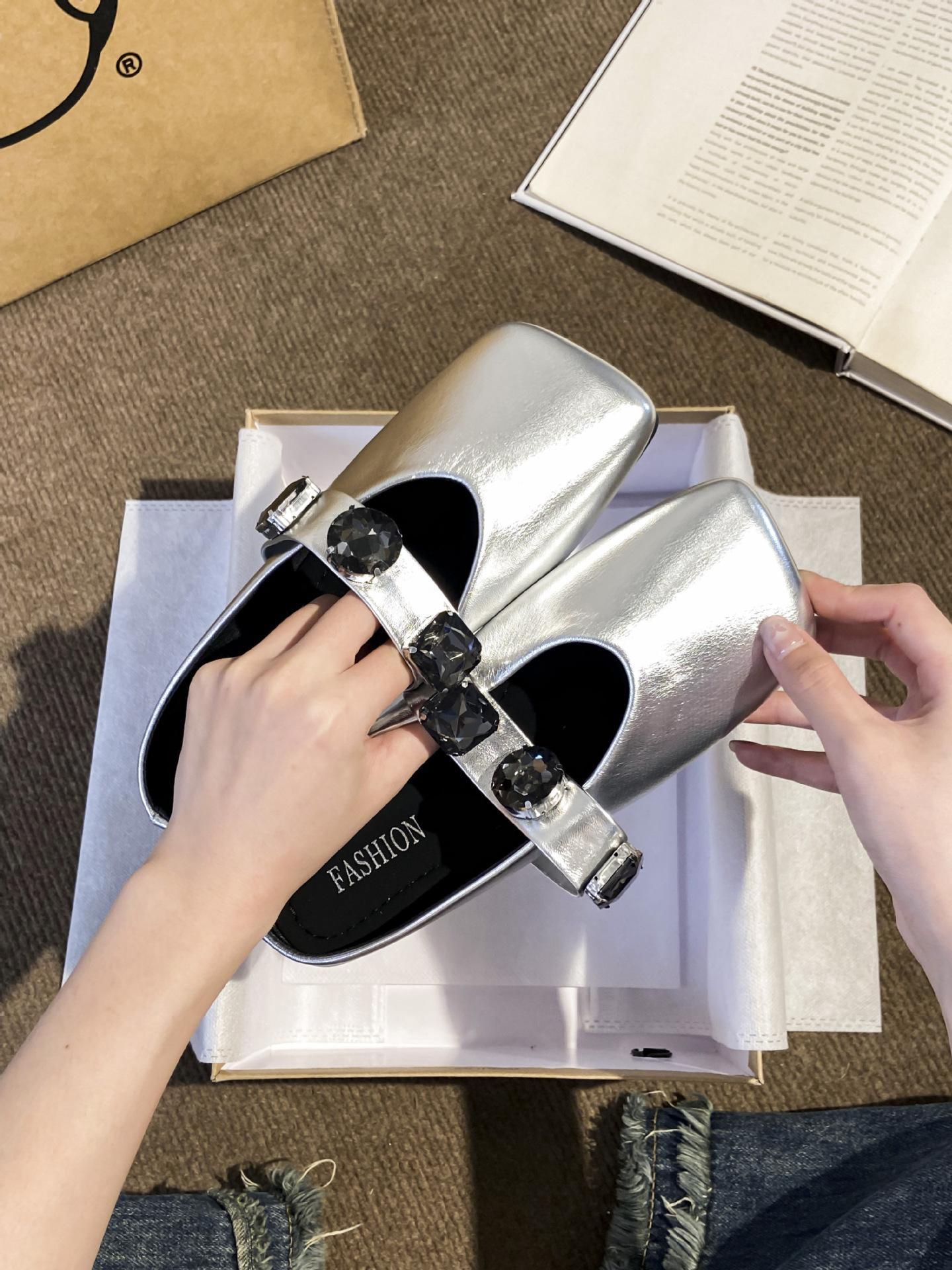 

Баотоу полушлепанцы женские уличные на плоской подошве нежные сандалии лето 2025 новые сандалии 40