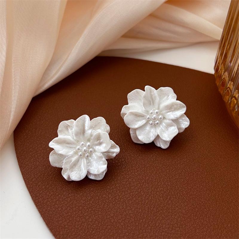 Big White Camellia Flower Imitation Pearl Stud Earring for Women Elegant Korean Sweet Resin Ear Wedding Party Jewelry