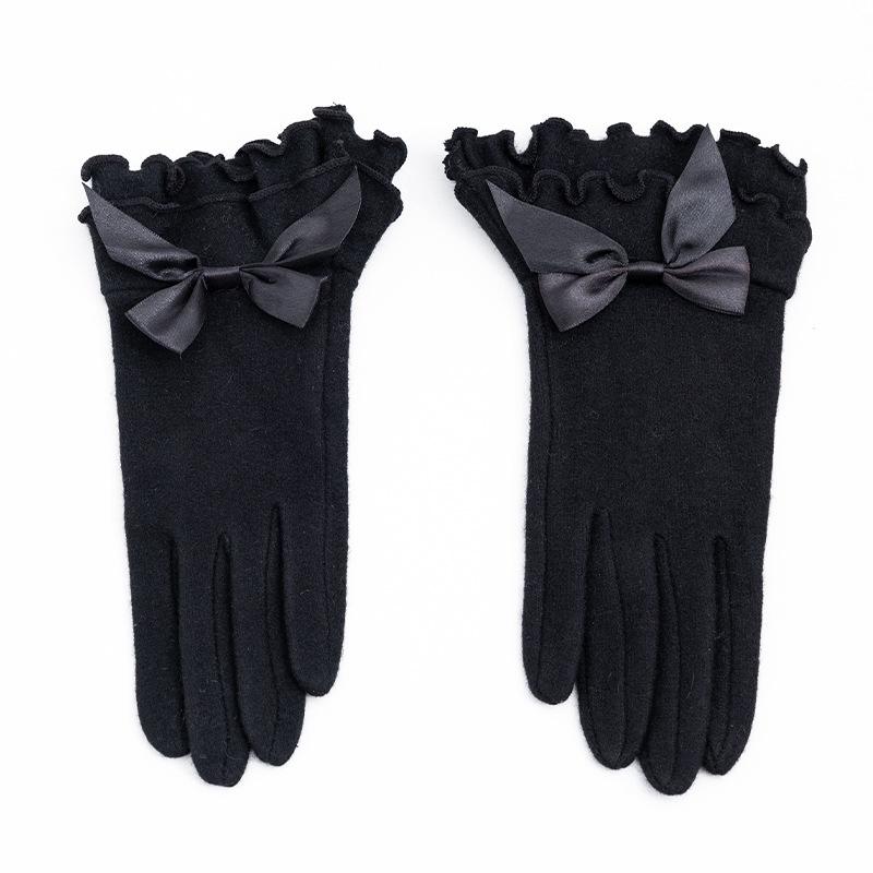 This Is A Cute and Sweet Style of Woolen and Yangni Women's Bow Gloves A Fashionable Outfit That Pairs Well with Full Finger Gloves