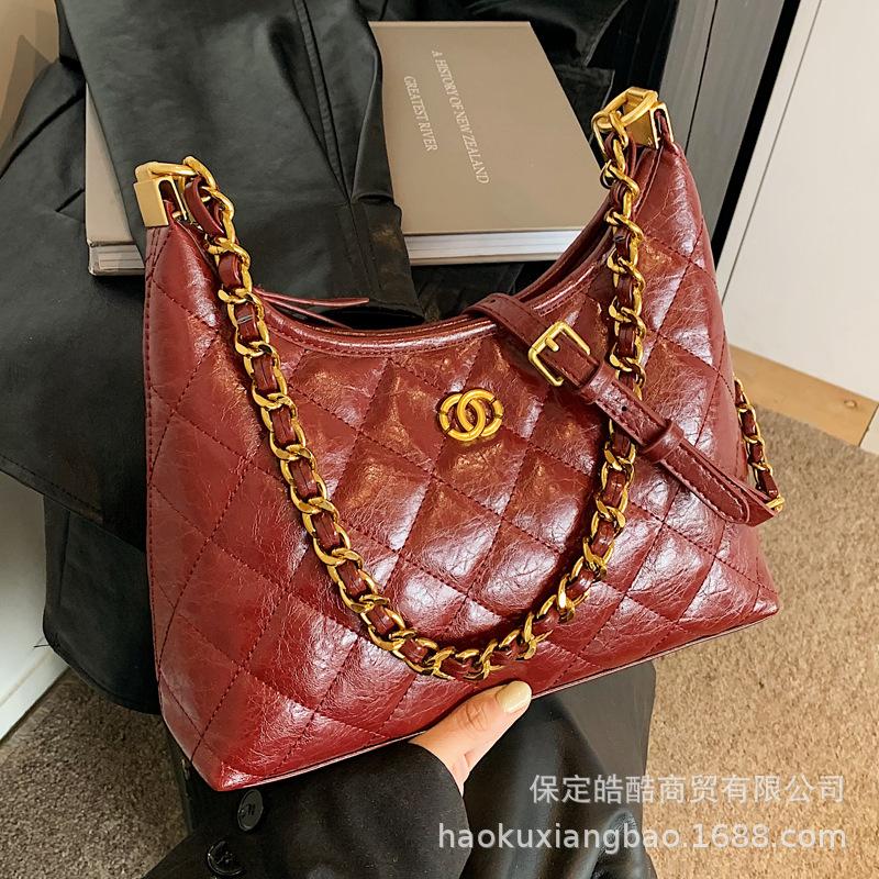 This year, the popular underarm bag women's 2025 new Xiaoxiangfeng light luxury simple temperament high-end single shoulder messenger bag