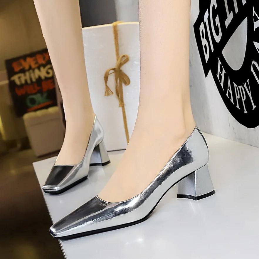 

Женские туфли на каблуке 5 см, средний толстый каблук, маленькая квадратная головка, неглубокий педикюр, универсальные туфли для банкета, весна-осень DS-5288-9 40 серебряный