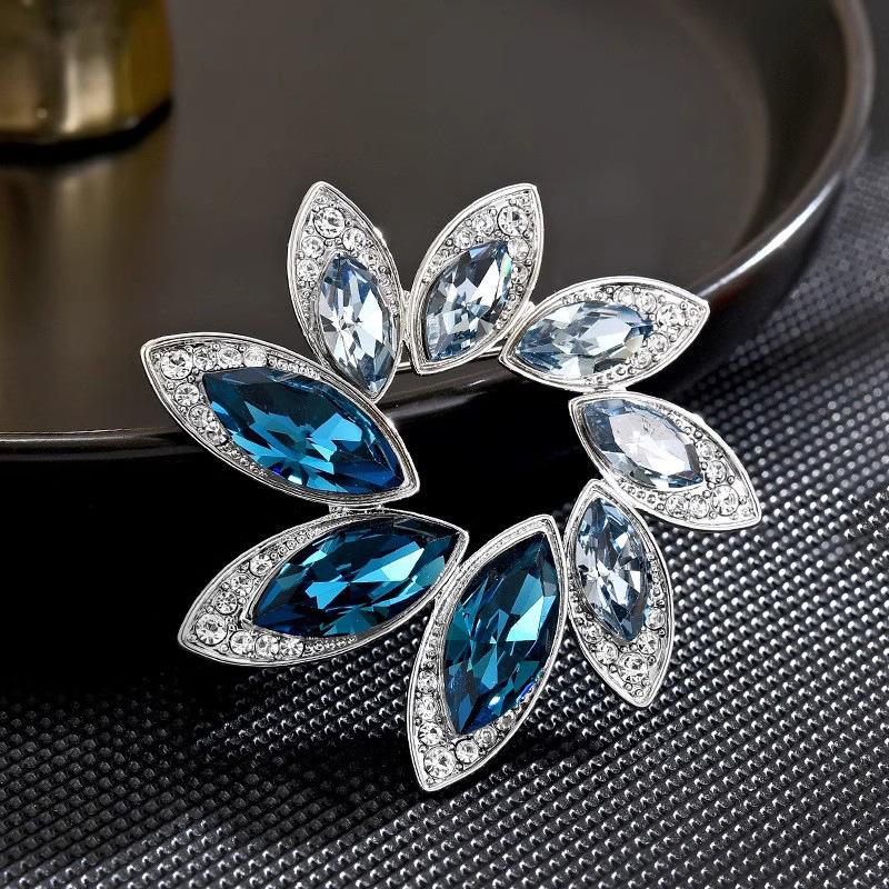 

Exquisite Flower Brooch, High-end Women s Personalized and Fashionable Crystal Brooch, New Design Sense, Niche Brooch серебряный/синий