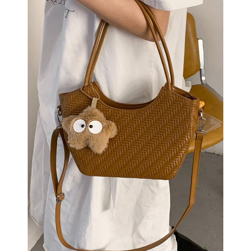 

Niche texture underarm bag commuter women bag 2025 new retro tote bag simple shoulder handbag коричневый