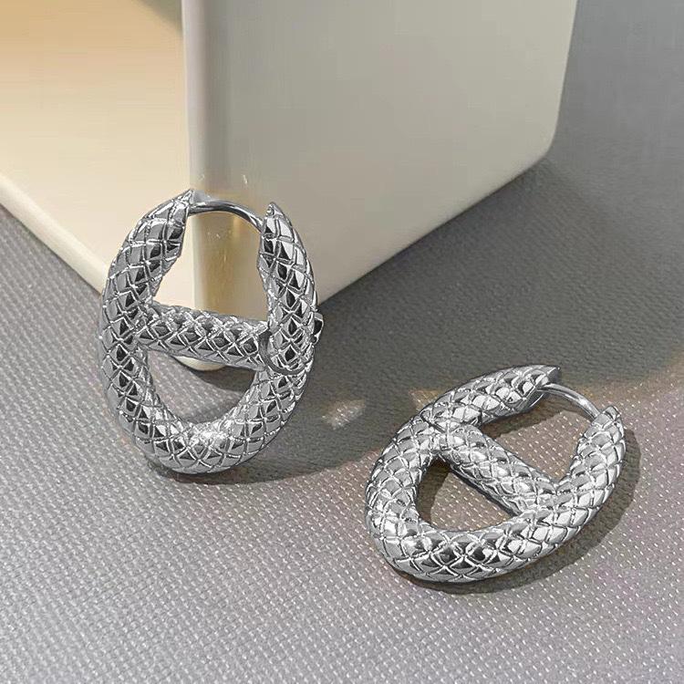 

Women s Retro Pig Nose Stud Earrings: Vintage Design, Simple & Versatile for Unique Style серебряный