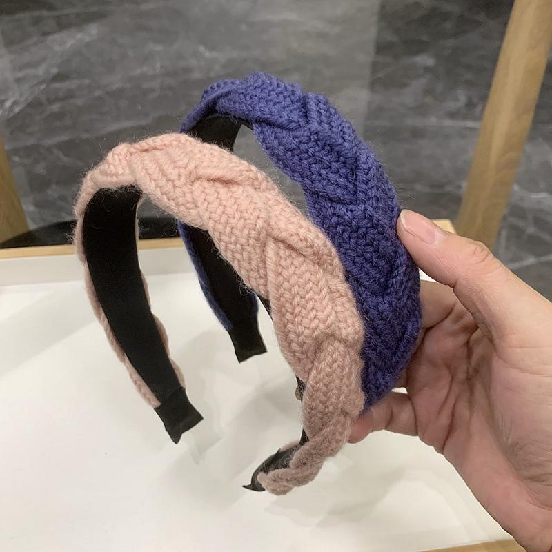 Autumn/Winter French Retro Knit Headband - Solid Color Wool Braid Hair Clip, Korean Style Trendy.
