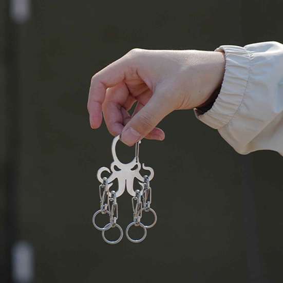 Schlüsselanhänger aus Edelstahl mit Oktopus-Motiv und abnehmbaren S-förmigen Haken. Robuster, tragbarer Autoschlüsselhalter für Outdoor-Camping, Karabiner mit Metallschnalle zum Aufhängen.