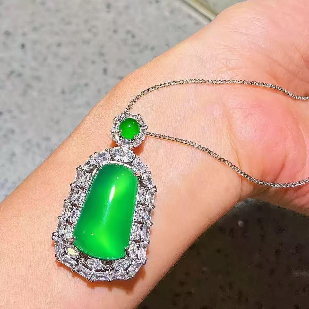 Imperial Green Silver-Plated Chalcedony Agate Pendant with Chain стиль 1