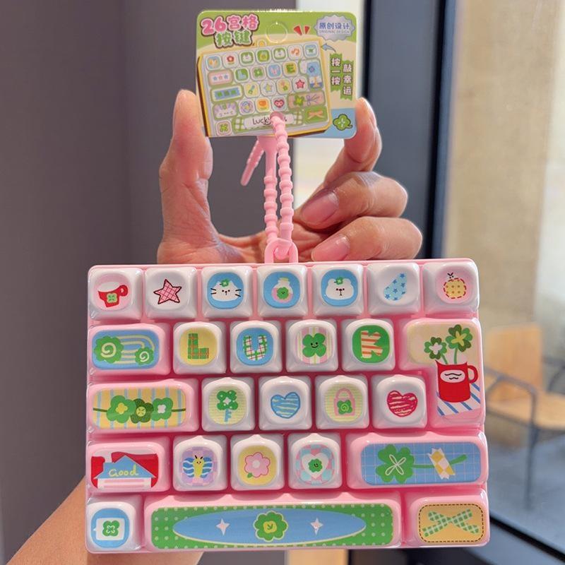 Fidget Tastatur Schlüsselanhänger Kleeblatt 26 Tasten Druckknöpfe Lanyard Einzigartige Stressbewältigung Neujahrsgeschenk für Teenager Kinder
