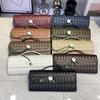 Pletená taška Jednoramenná baguette taška Niche high-end horizontální Ruční večeřní taška s motivem sedmikrásky Univerzální crossbody taška Módní dámská taška